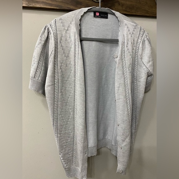 Kancy Kole women’s short sleeve sweater in light grey. Women’s size L - Picture 12 of 16